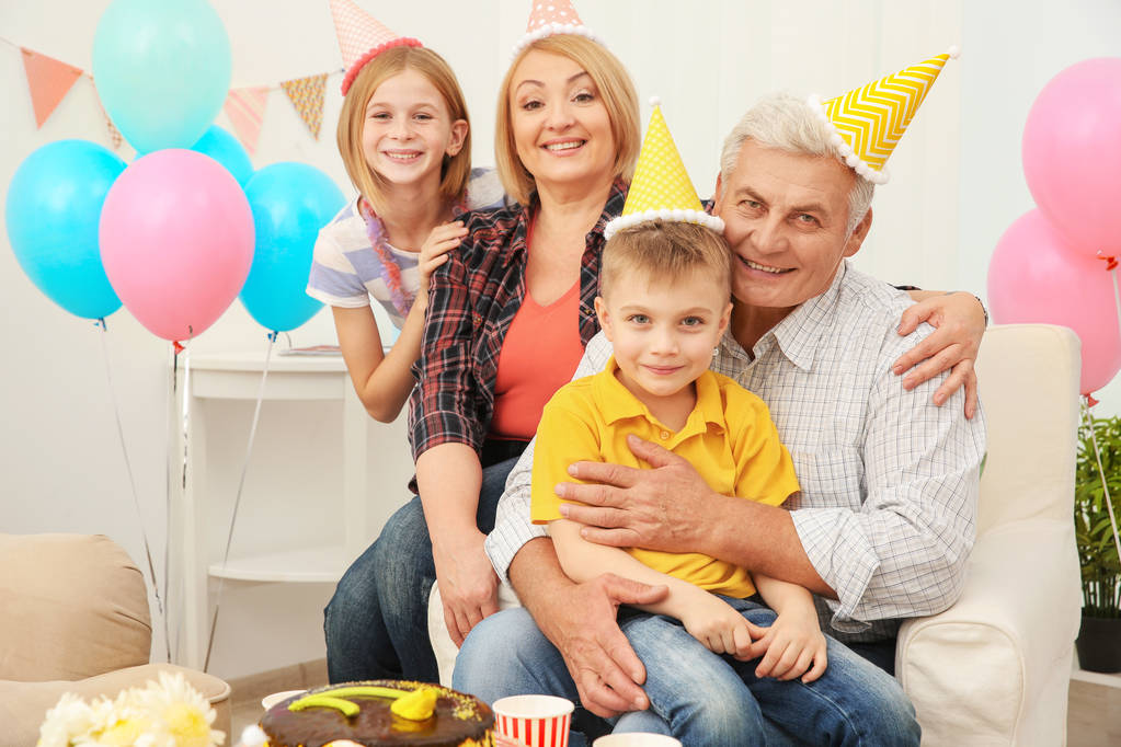 Παππούδες και γιαγιάδες και παιδιά γιορτάζει τα γενέθλιά - Φωτογραφία, εικόνα