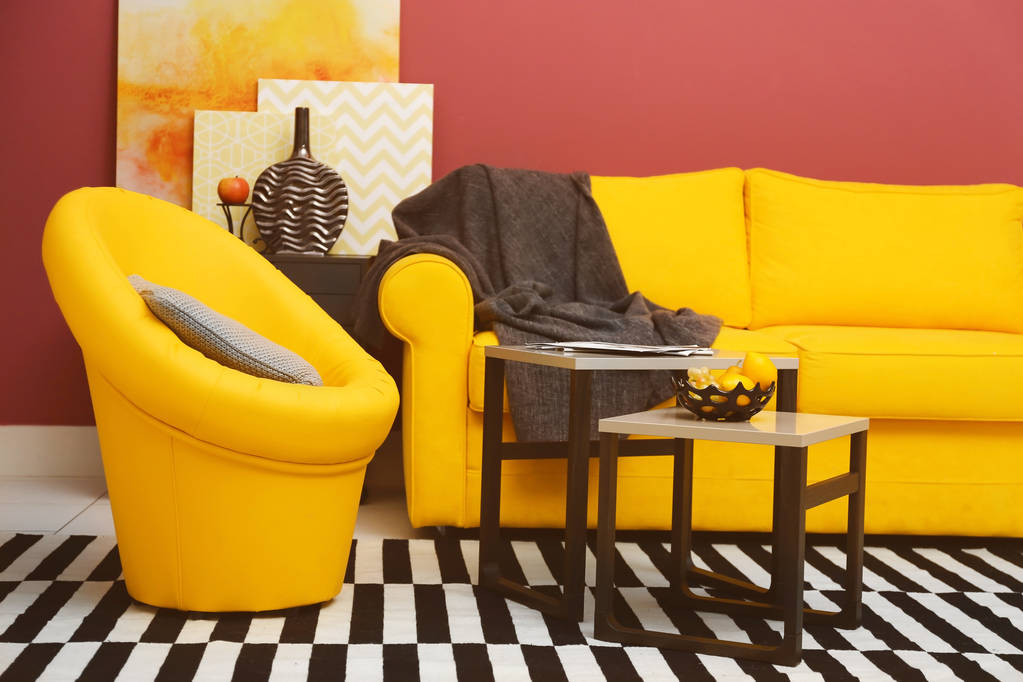 黄色のソファーと部屋インテリア - 写真・画像