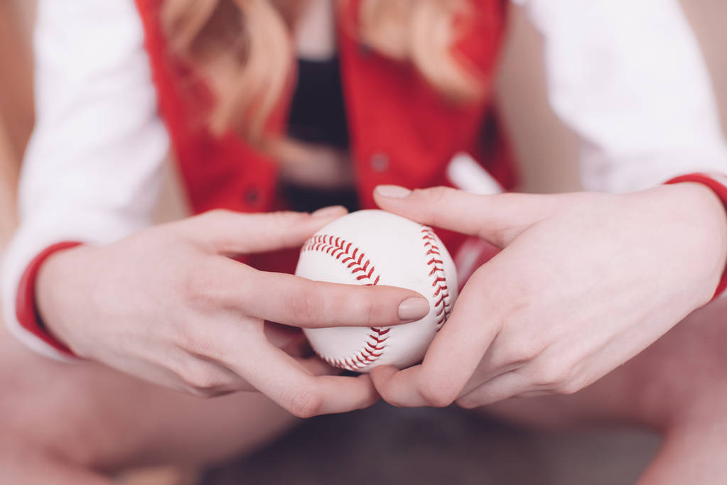 Mujer sosteniendo pelota de béisbol
  - Foto, imagen
