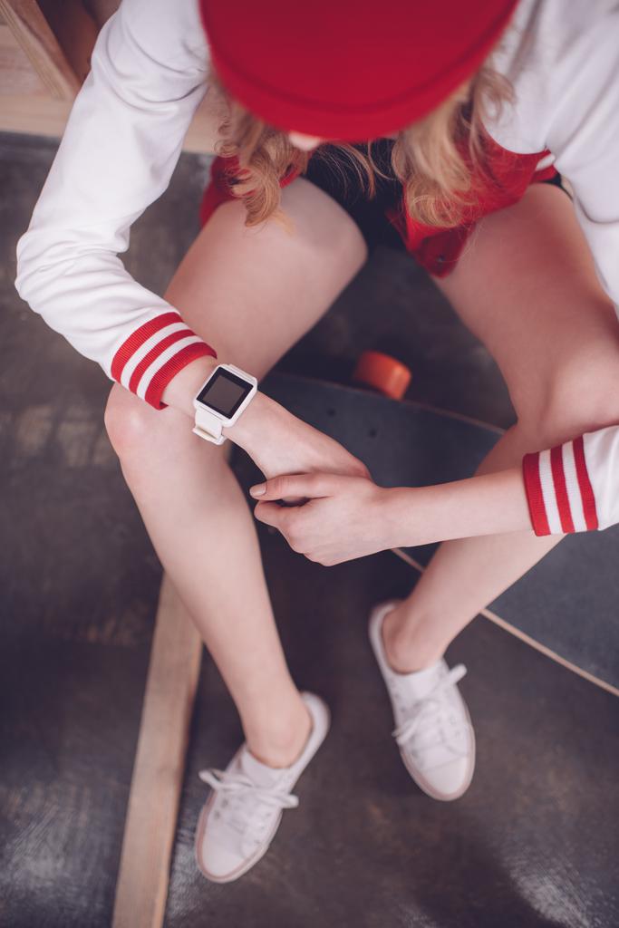 Hipster vrouw met smartwatch - Foto, afbeelding