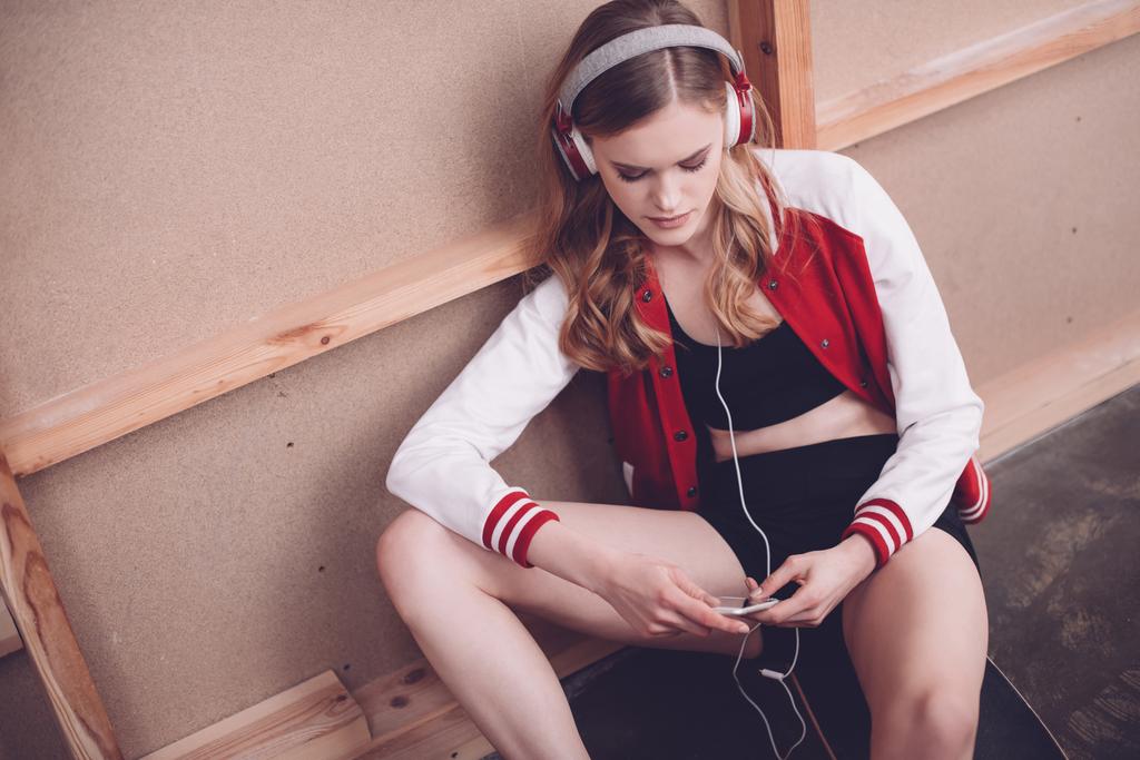 Hipster mujer con auriculares
 - Foto, imagen