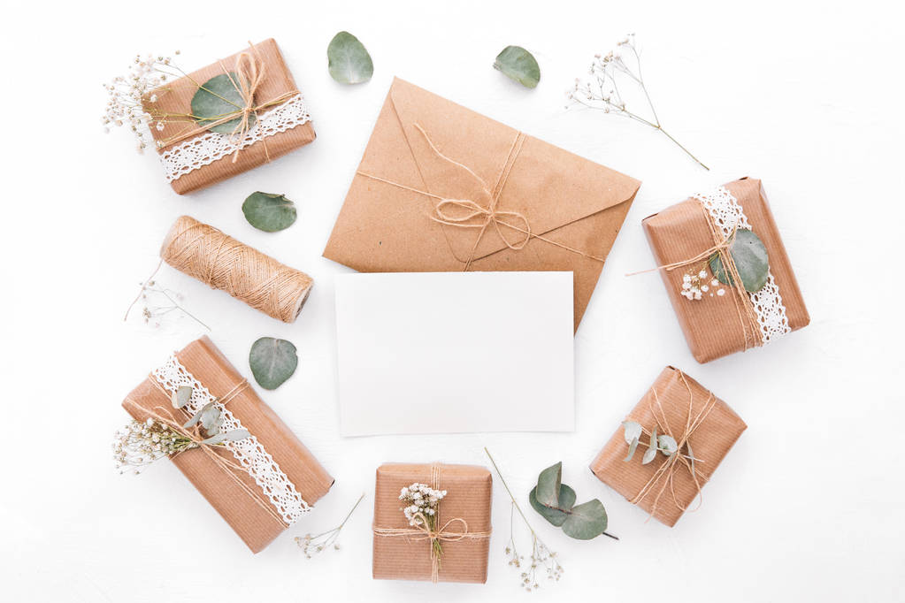 Mockup zarf, boş kartı, hediye kutuları ve kuru çiçekler. Düğün kavramı - Fotoğraf, Görsel