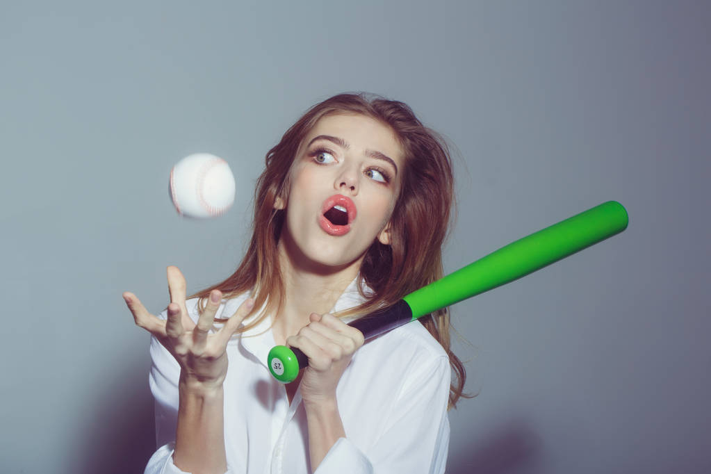 довольно сексуальная женщина с длинными волосами держит зеленую бейсбольную биту
 - Фото, изображение