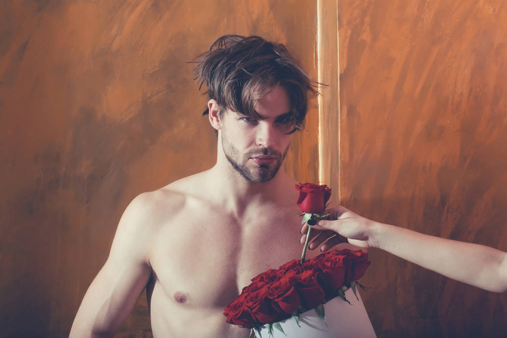 homme musclé barbu avec corps sexy tient boîte de rose rouge
 - Photo, image