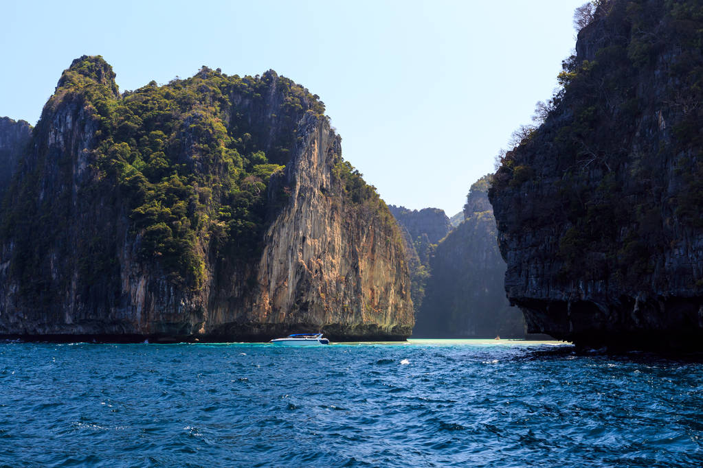 タイ南部ピピ ピピ ・ レー ・ ビーチの海の崖 - 写真・画像