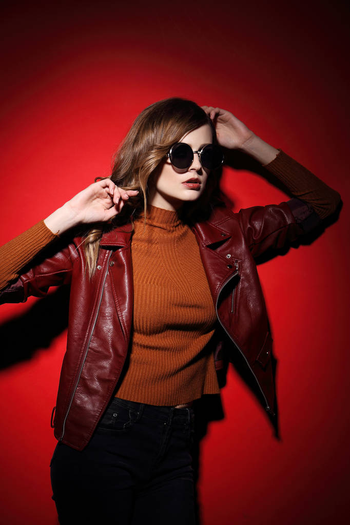 Modemodel mit Sonnenbrille - Foto, Bild