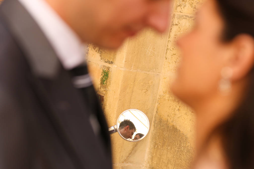 Reflejo de pareja en un espejo
 - Foto, Imagen