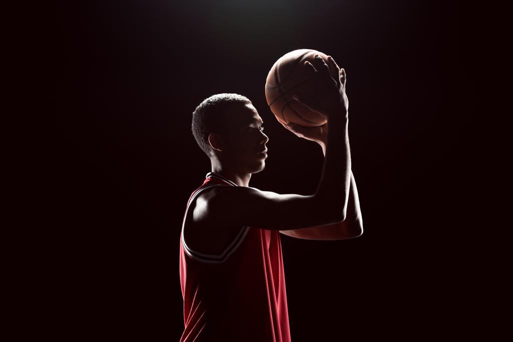 joueur de basket avec balle  - Photo, image