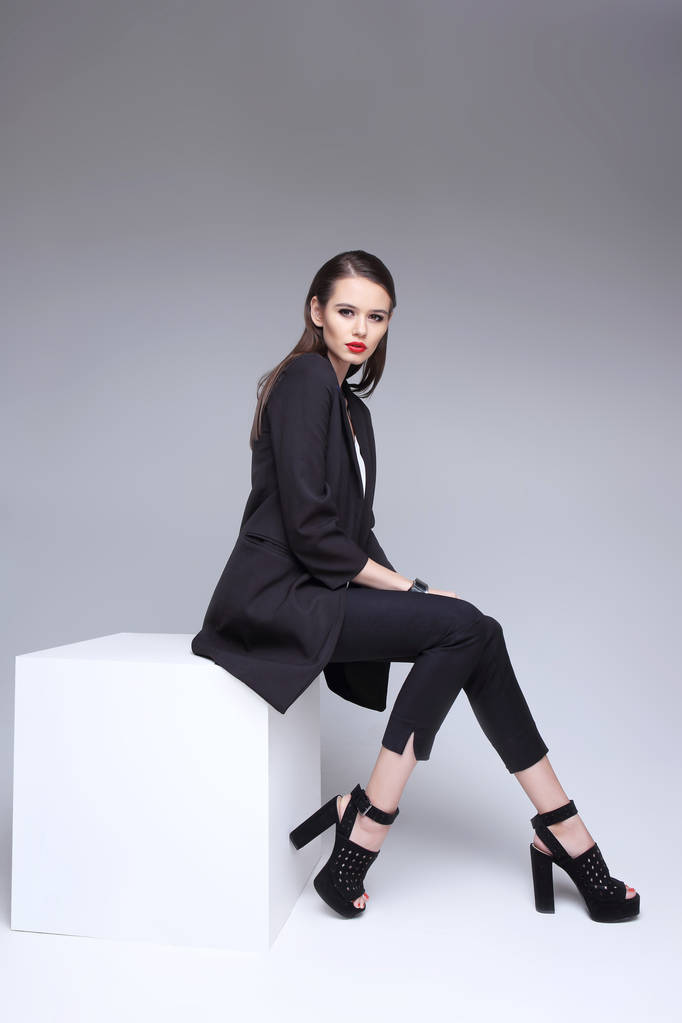 элегантная женщина в черной куртке
 - Фото, изображение
