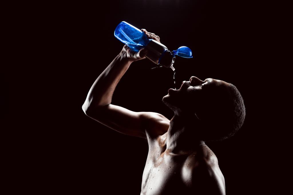 sportovní muž s lahví vody - Fotografie, Obrázek
