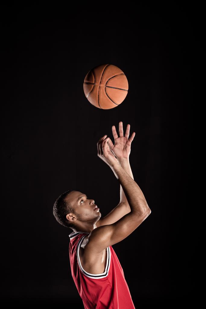 jugador de baloncesto deportivo
 - Foto, Imagen