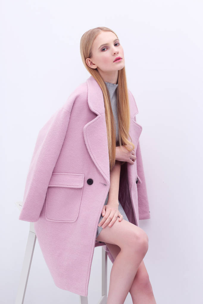 Блондинка в розовом пальто
 - Фото, изображение