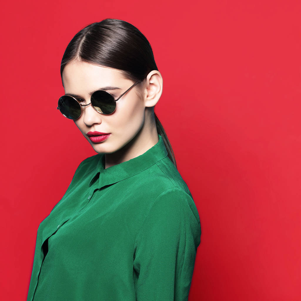 Mujer de moda en gafas de sol
 - Foto, imagen