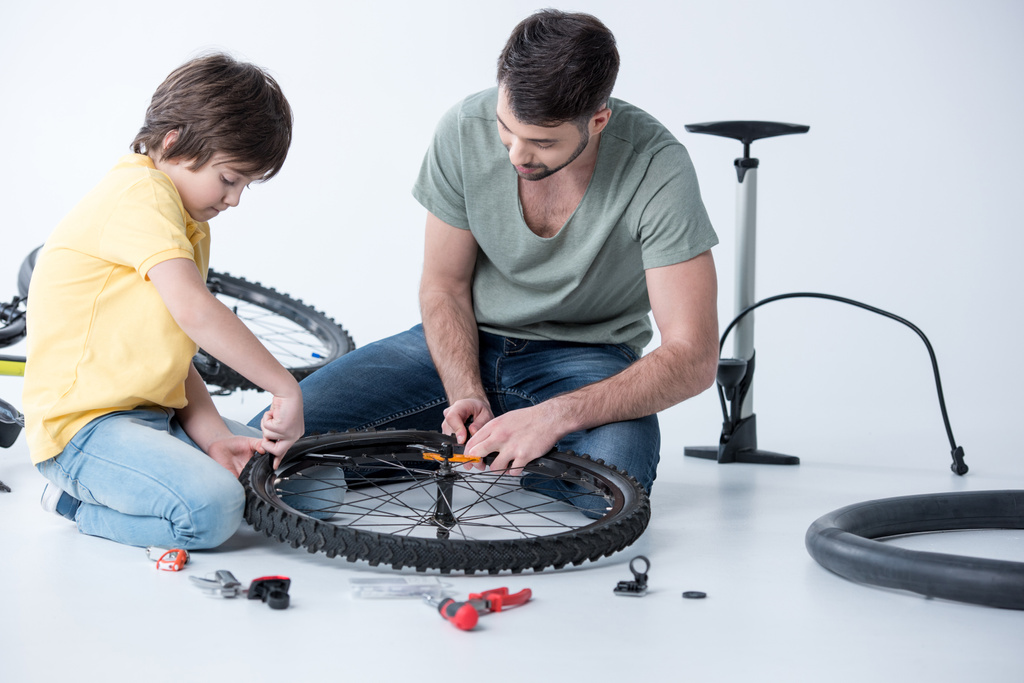 Padre e figlio riparano biciclette
  - Foto, immagini
