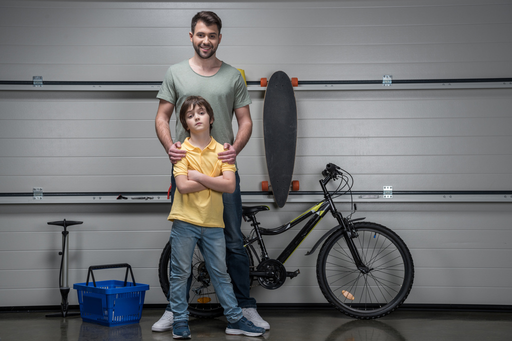 父と息子と自転車  - 写真・画像