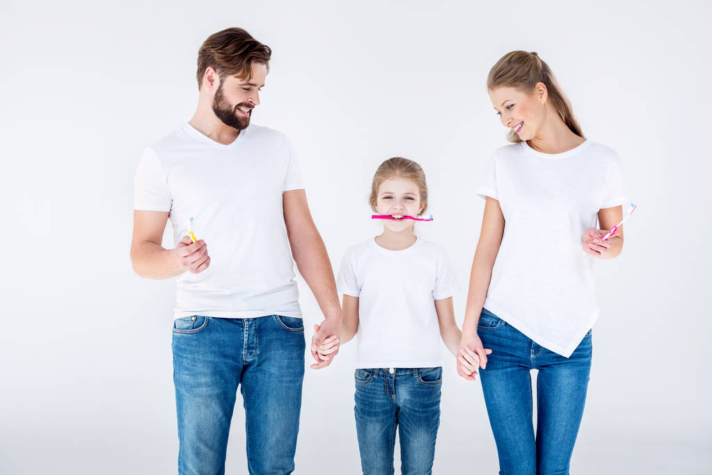 Família segurando escovas de dentes
   - Foto, Imagem