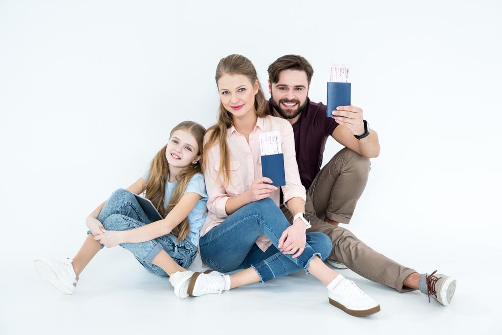 pasaport ve bilet ile aile - Fotoğraf, Görsel