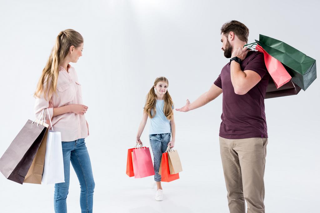 Rodzina z torbami na zakupy   - Zdjęcie, obraz