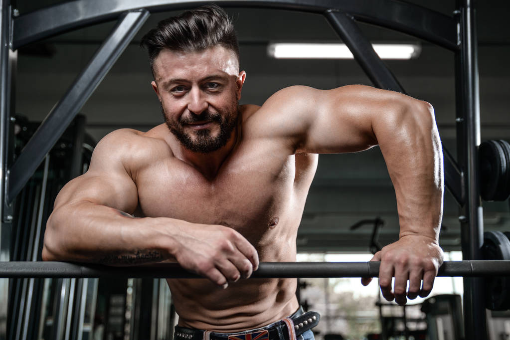 Brutal fuerte culturista hombre bombeando los músculos y entrenar gimnasio
 - Foto, Imagen