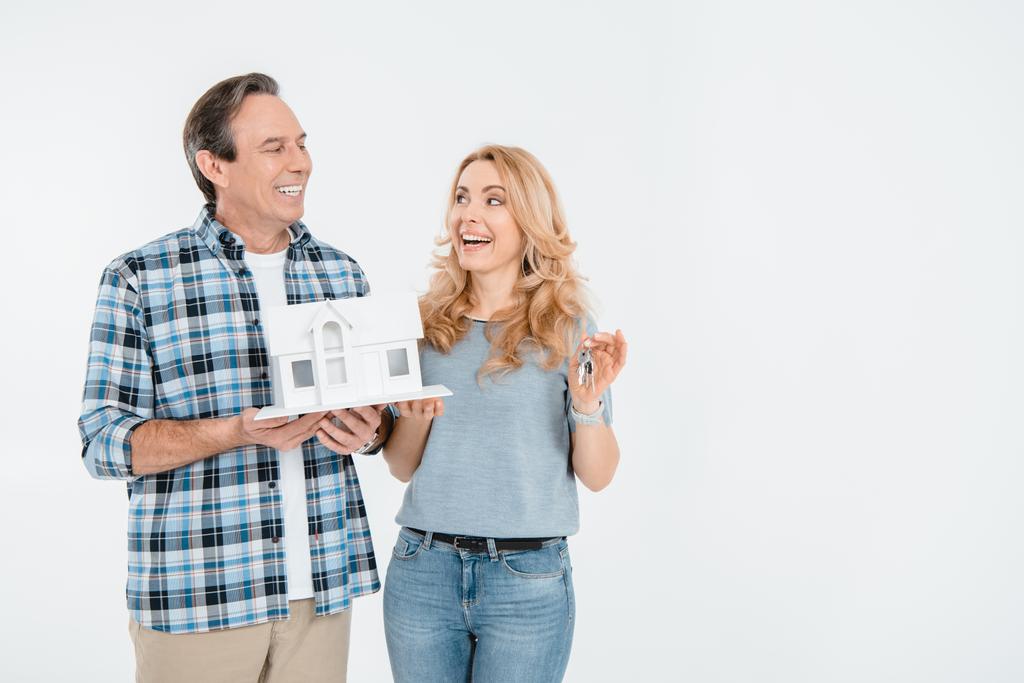 Ehepaar hält Hausmodell - Foto, Bild