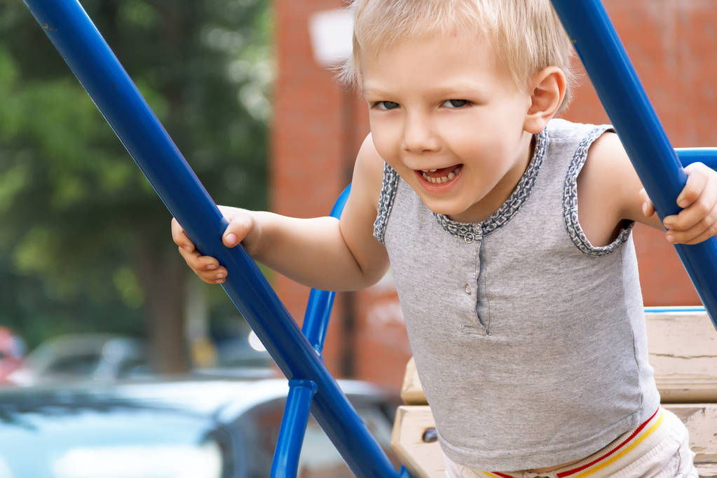 Plavovlasý chlapec jezdí na houpačku - Fotografie, Obrázek