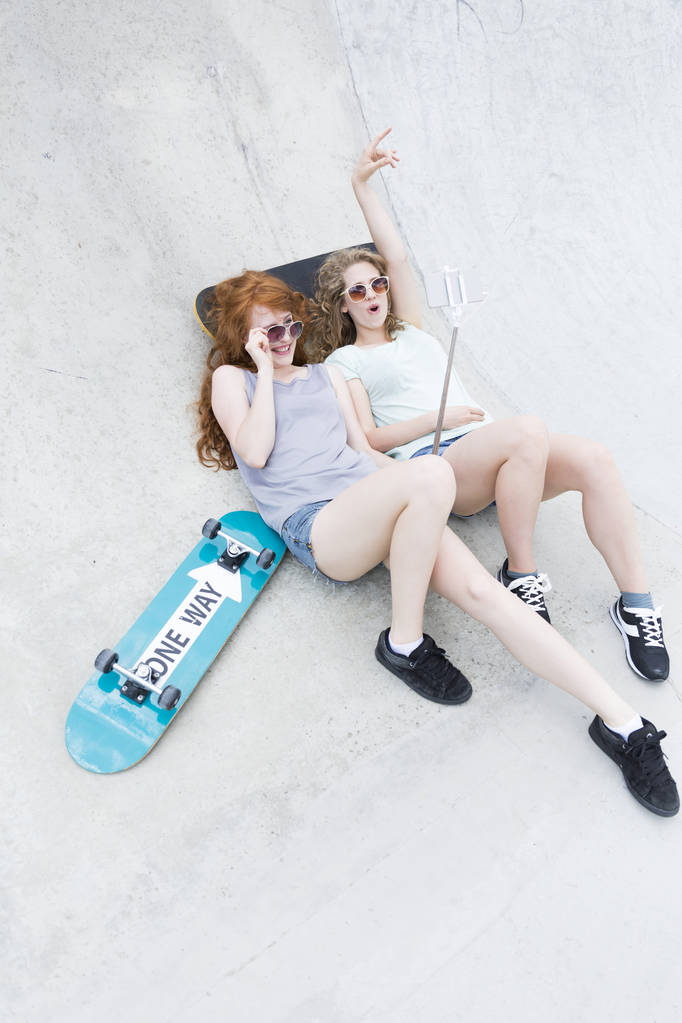Dvě mladé dívky na vert ramp - Fotografie, Obrázek