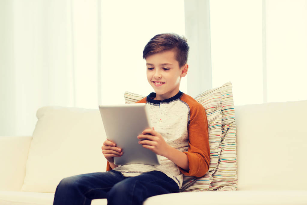 sorrindo menino com tablet computador em casa
 - Foto, Imagem
