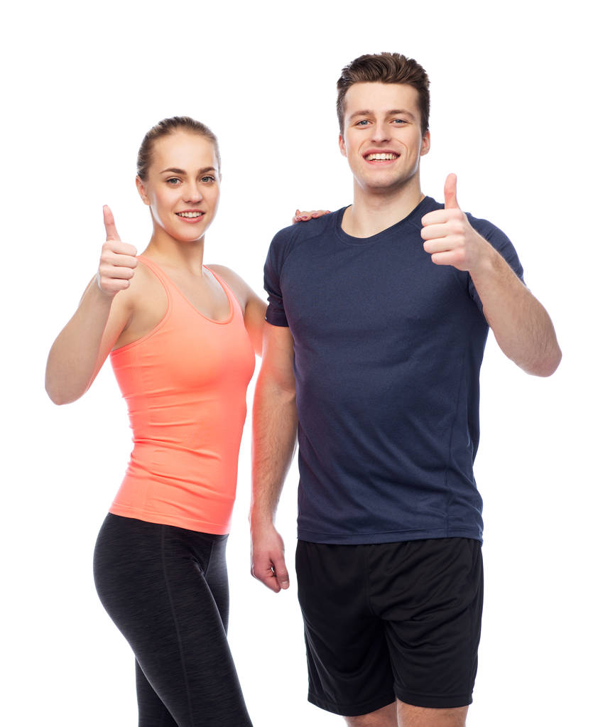 Happy sportive muž a žena ukazuje palec - Fotografie, Obrázek