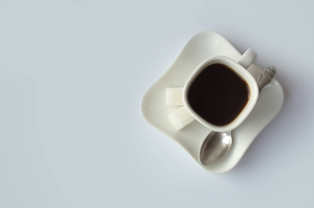 Fehér csésze kávé a kocka shugar lemez - Fotó, kép