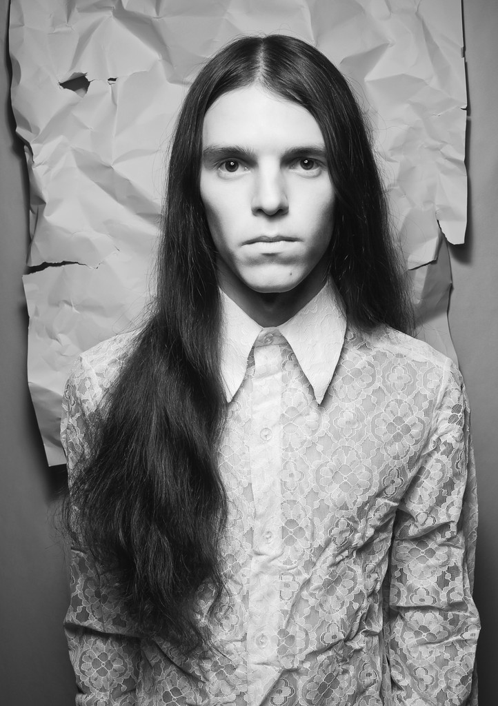 Ritratto vecchio stile di un ragazzo dai capelli lunghi su sfondo di w
 - Foto, immagini