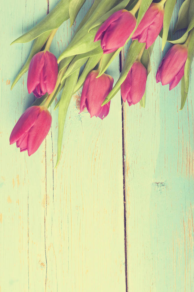 Bouquet tulppaanit vintage puinen pöytä
 - Valokuva, kuva