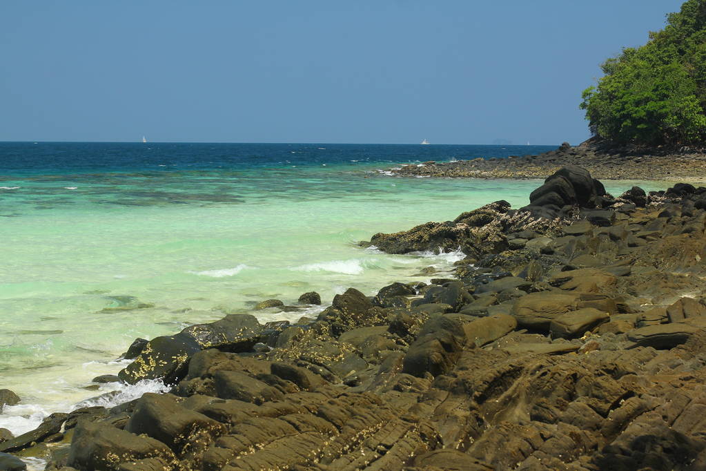 熱帯の島、島のねえ、タイ。透き通った青い海、白い砂と岩。楽園のバケーション スポット. - 写真・画像