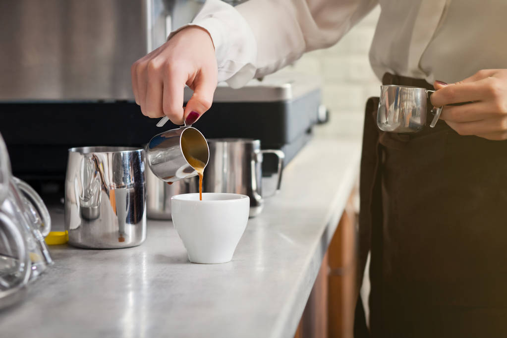 Barista Příprava kávy v kávovaru - Fotografie, Obrázek