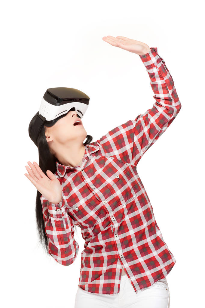 Mujer con auriculares VR modernos viajando en el ciberespacio
. - Foto, imagen