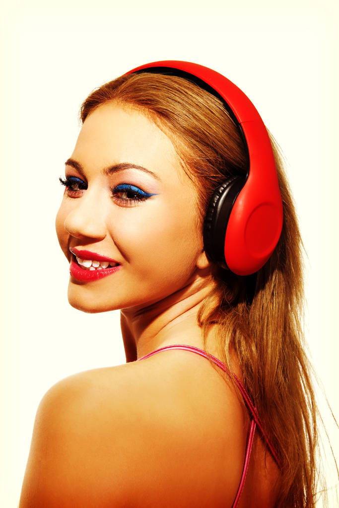 Party nő fülhallgatóval zenét hallgatni. - Fotó, kép