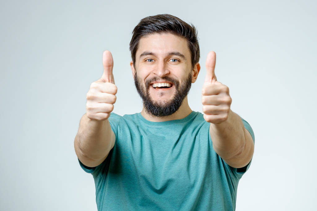boldog ember feladja hüvelykujját jel - Fotó, kép