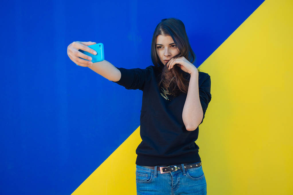 Muy hermosa chica estudiante haciendo selfie para instagram en vacaciones en Europa
 - Foto, Imagen