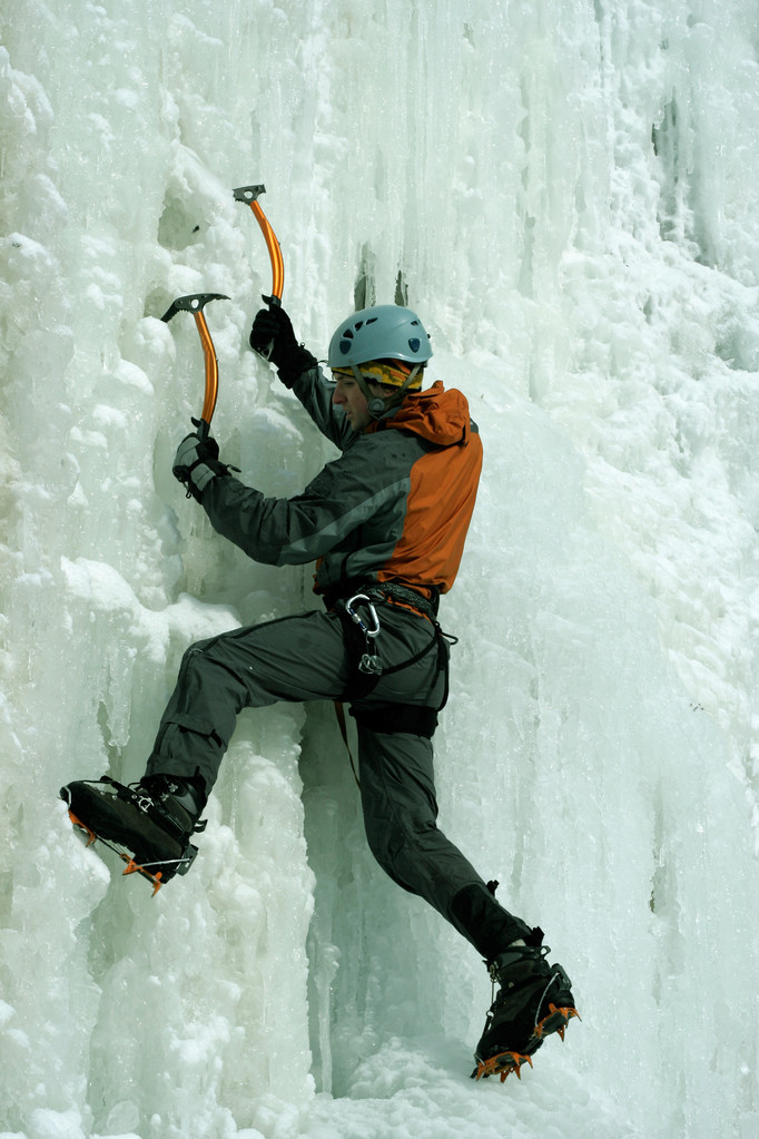 man klimmen bevroren waterval - Foto, afbeelding