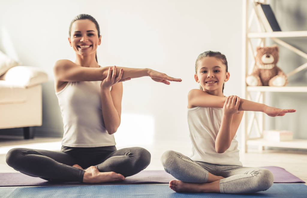 Мама і дочка, робити йога - Фото, зображення