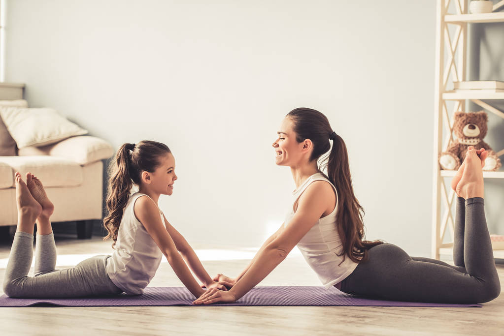 Anne ve kızı yoga yaparken - Fotoğraf, Görsel