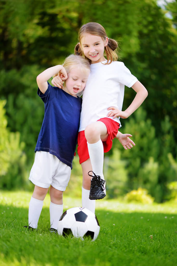Дві милі маленькі сестри грають у футбол
  - Фото, зображення