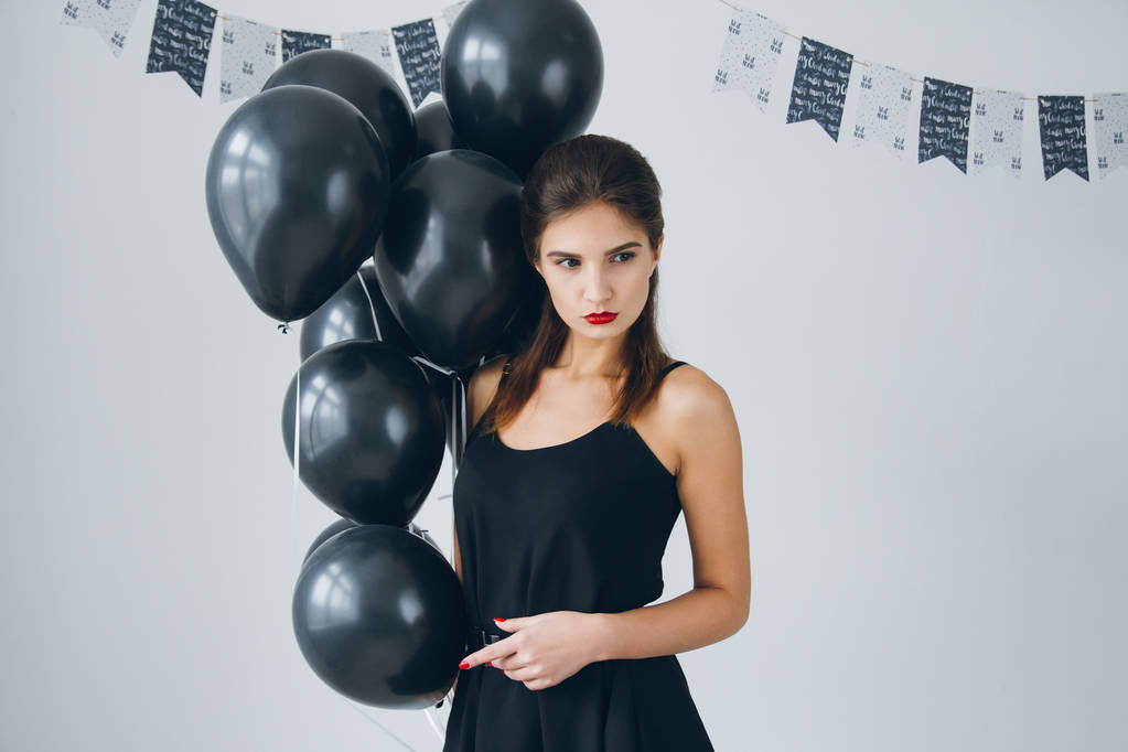 Dívka v černých šatech s černým balónky - Fotografie, Obrázek