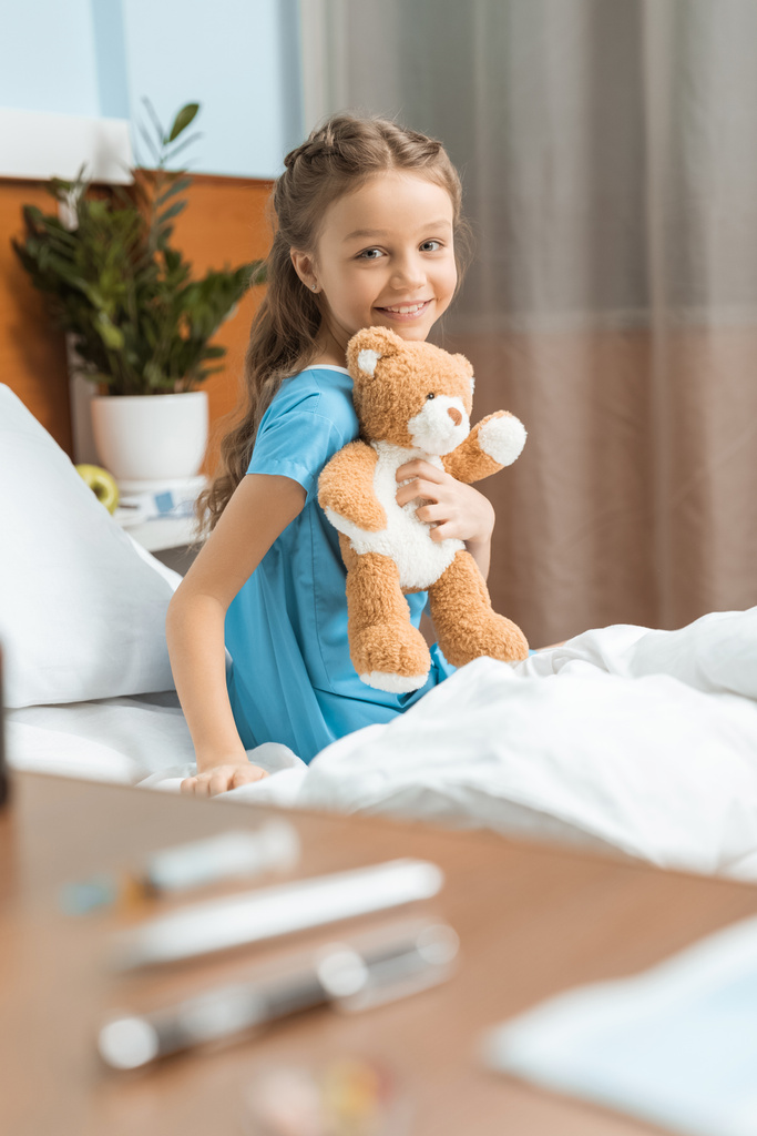 Little patient with teddy bear - Photo, Image