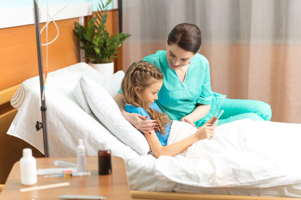 Médico e menina com tablet digital
  - Foto, Imagem