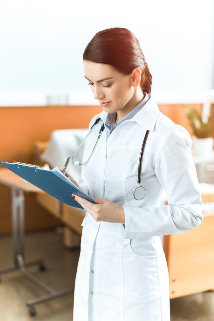 Young woman doctor with clipboard - Photo, Image