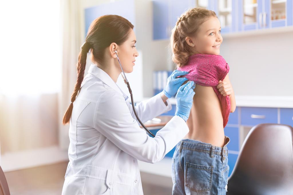 Маленькая девочка посещает врача
 - Фото, изображение