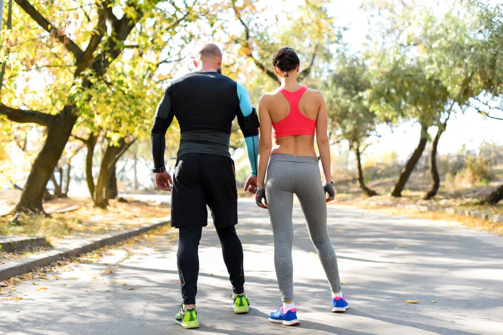 coppia sportiva in piedi su strada
  - Foto, immagini