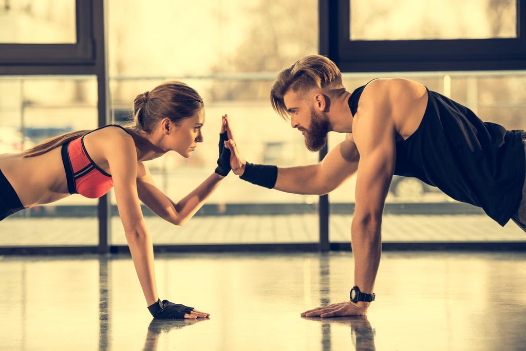 Мужчина и женщина делают упражнения на доске
  - Фото, изображение
