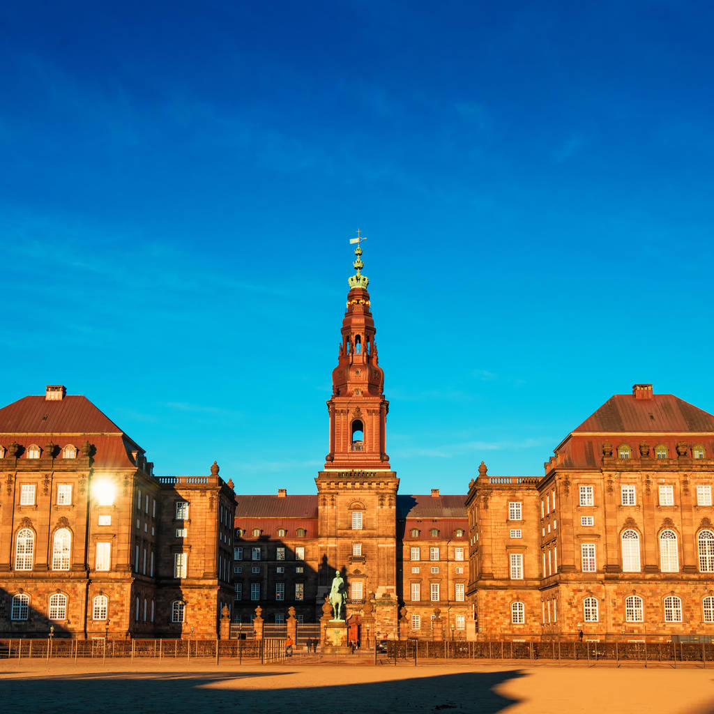 Дворец Кристиансборг в Дании, датский парламент
 - Фото, изображение
