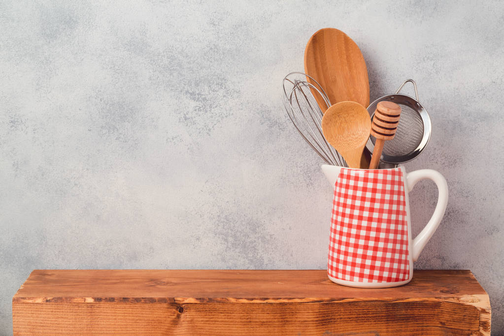 utensílios de cozinha em tábua de madeira
 - Foto, Imagem